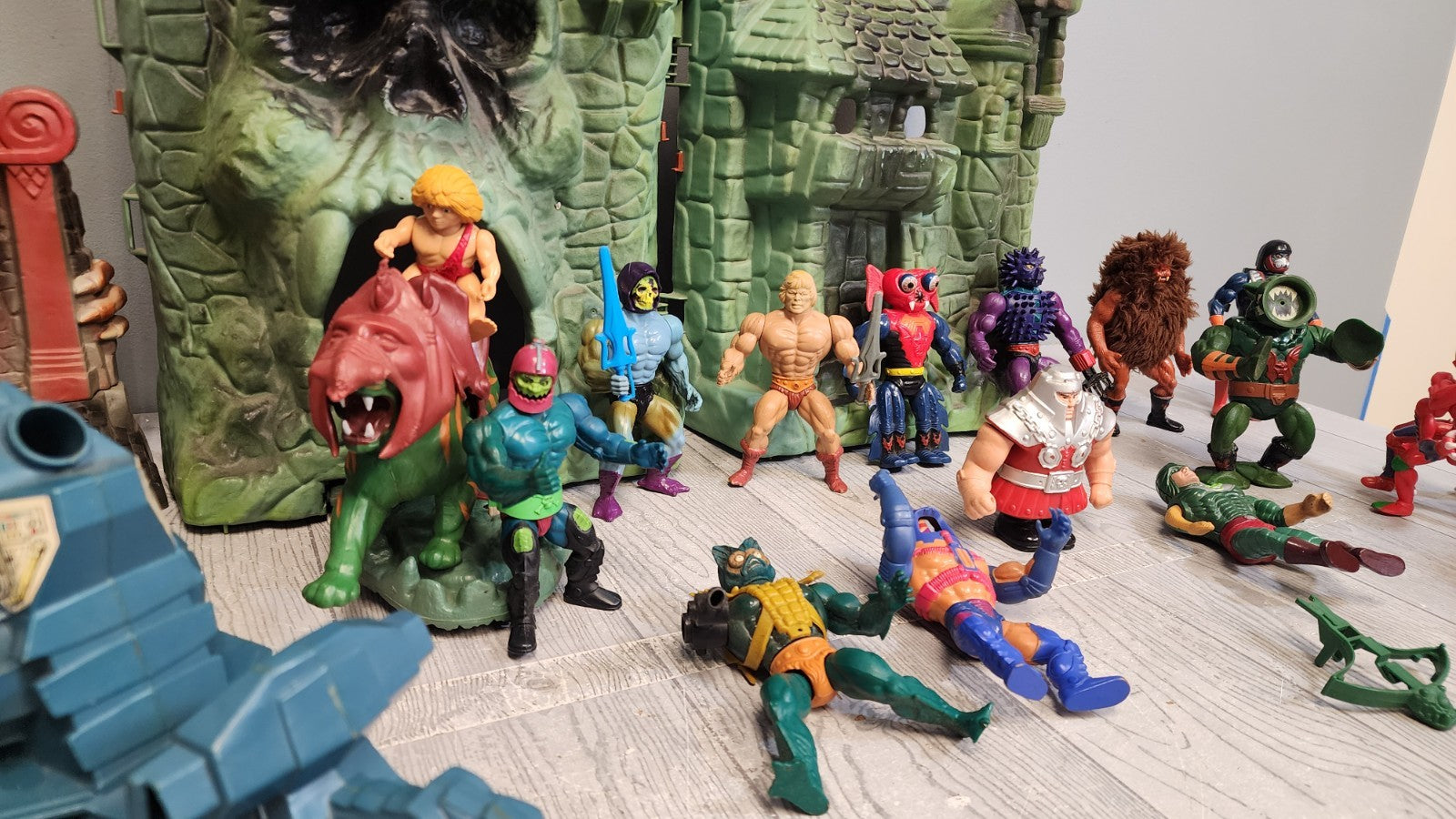Vintage Lot He-man Castle Grayskull Playset wt Action Figures & Accessories Used