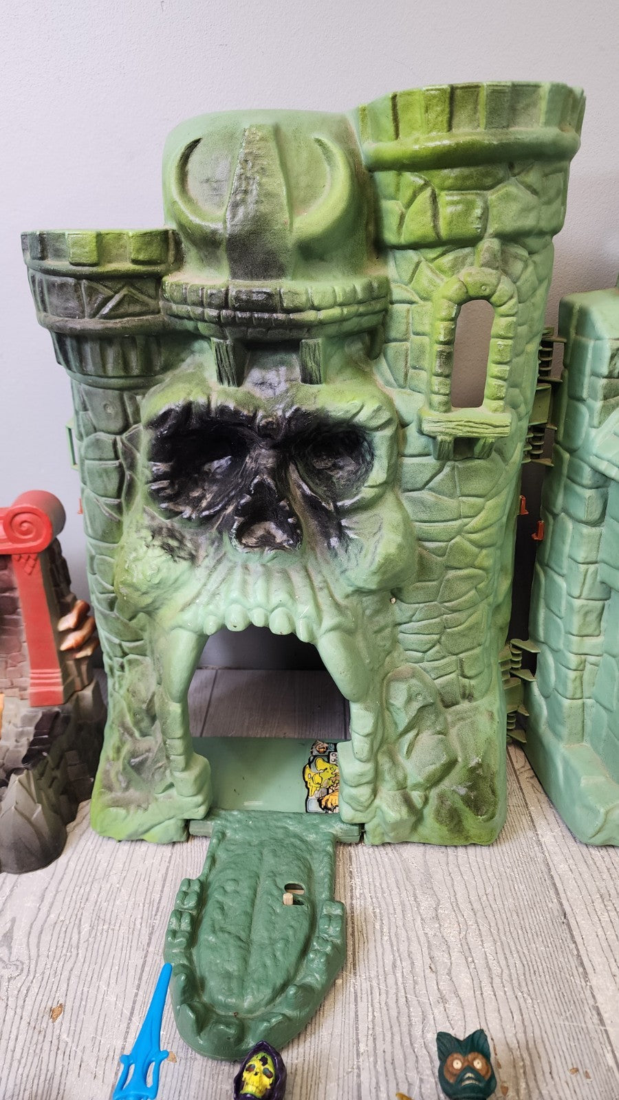 Vintage Lot He-man Castle Grayskull Playset wt Action Figures & Accessories Used