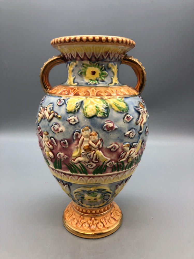 cherubs vase