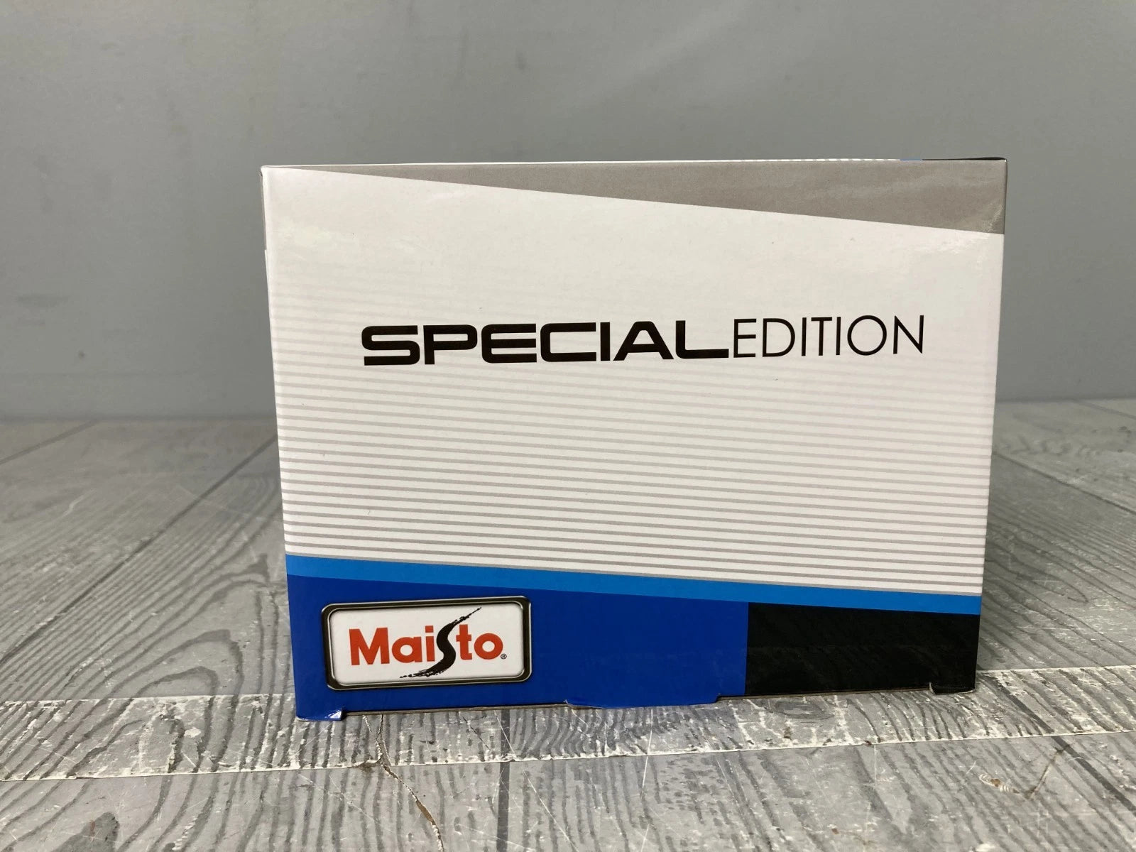 1967 Red Convertible Chevrolet Camaro SS 396 Maisto 1:18 Die-Cast & White