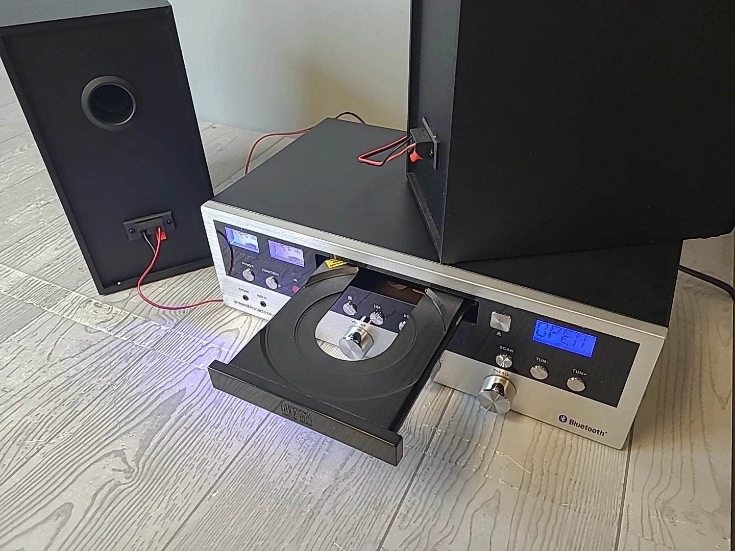 Innovative Technology ITCDS5000 Classic CD Stereo System with Bluetooth - Silver