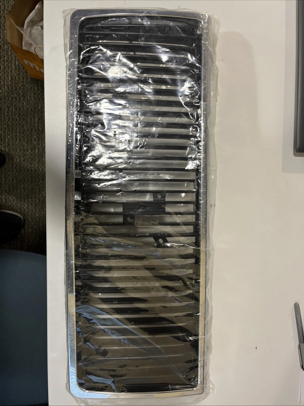 Grille 240 86- chrome/black with emblem