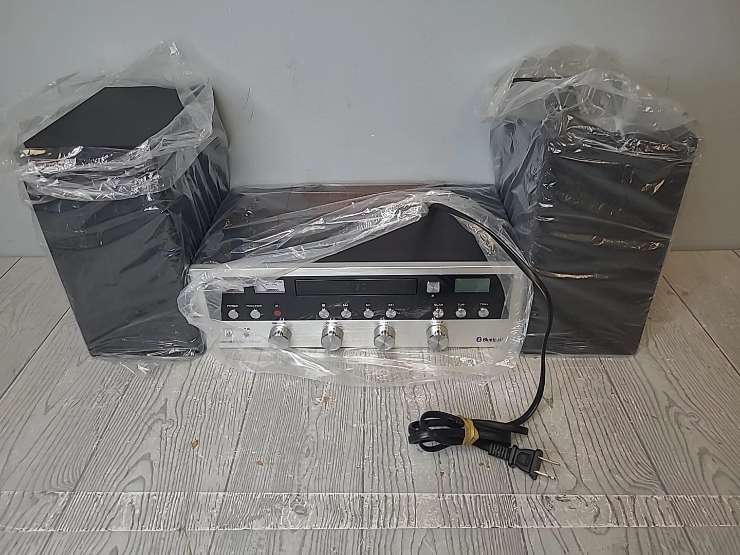 Innovative Technology ITCDS5000 Classic CD Stereo System with Bluetooth - Silver