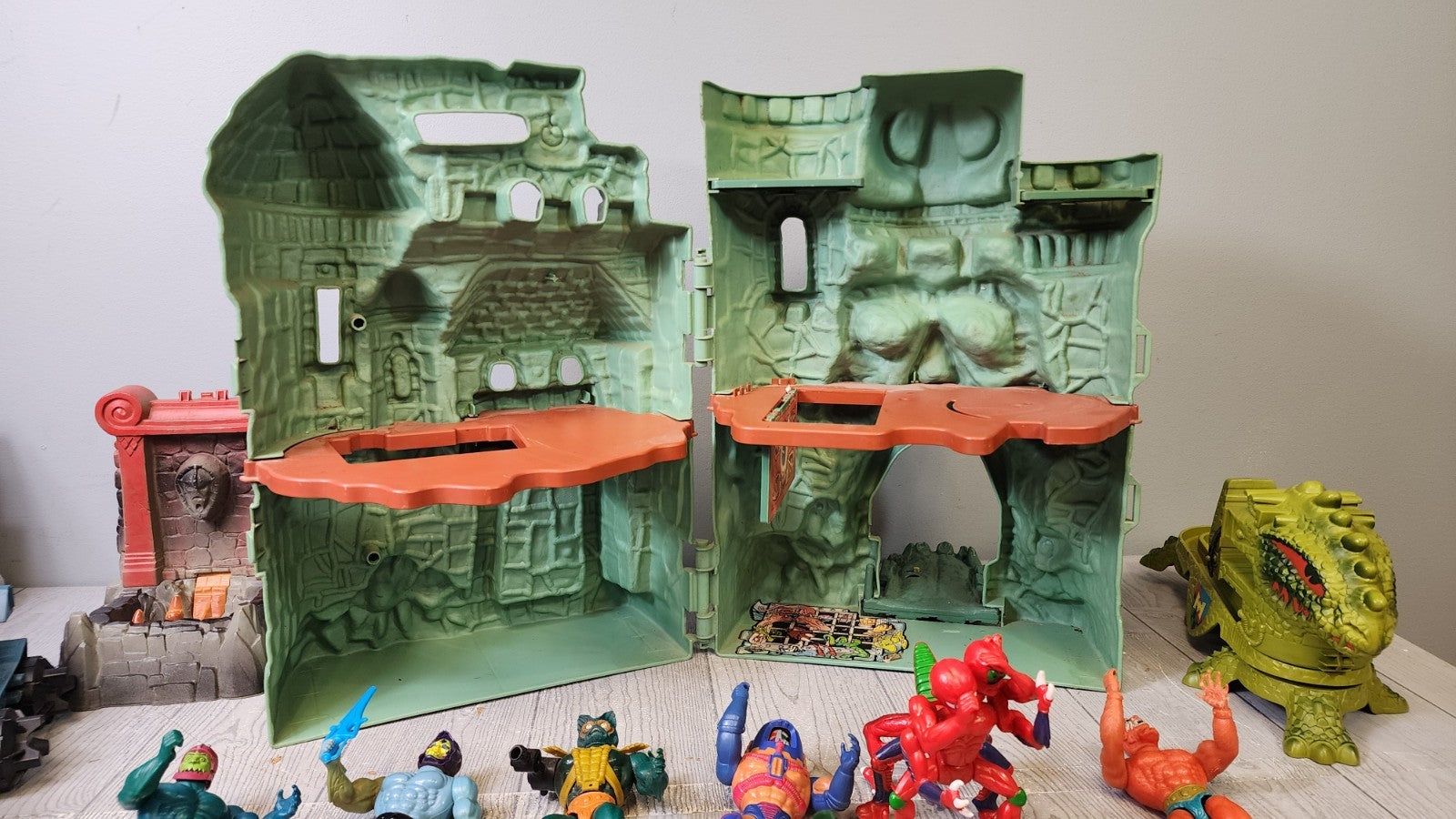 Vintage Lot He-man Castle Grayskull Playset wt Action Figures & Accessories Used