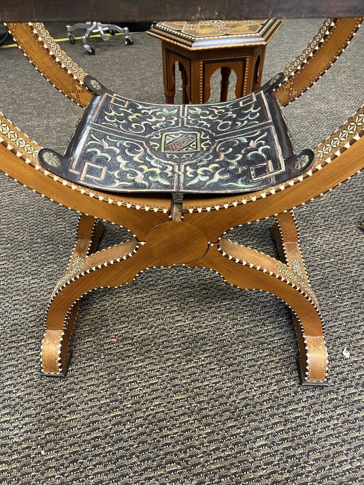 Hispano-Moresque Renaissance Hip joint Armchairs With Side Table