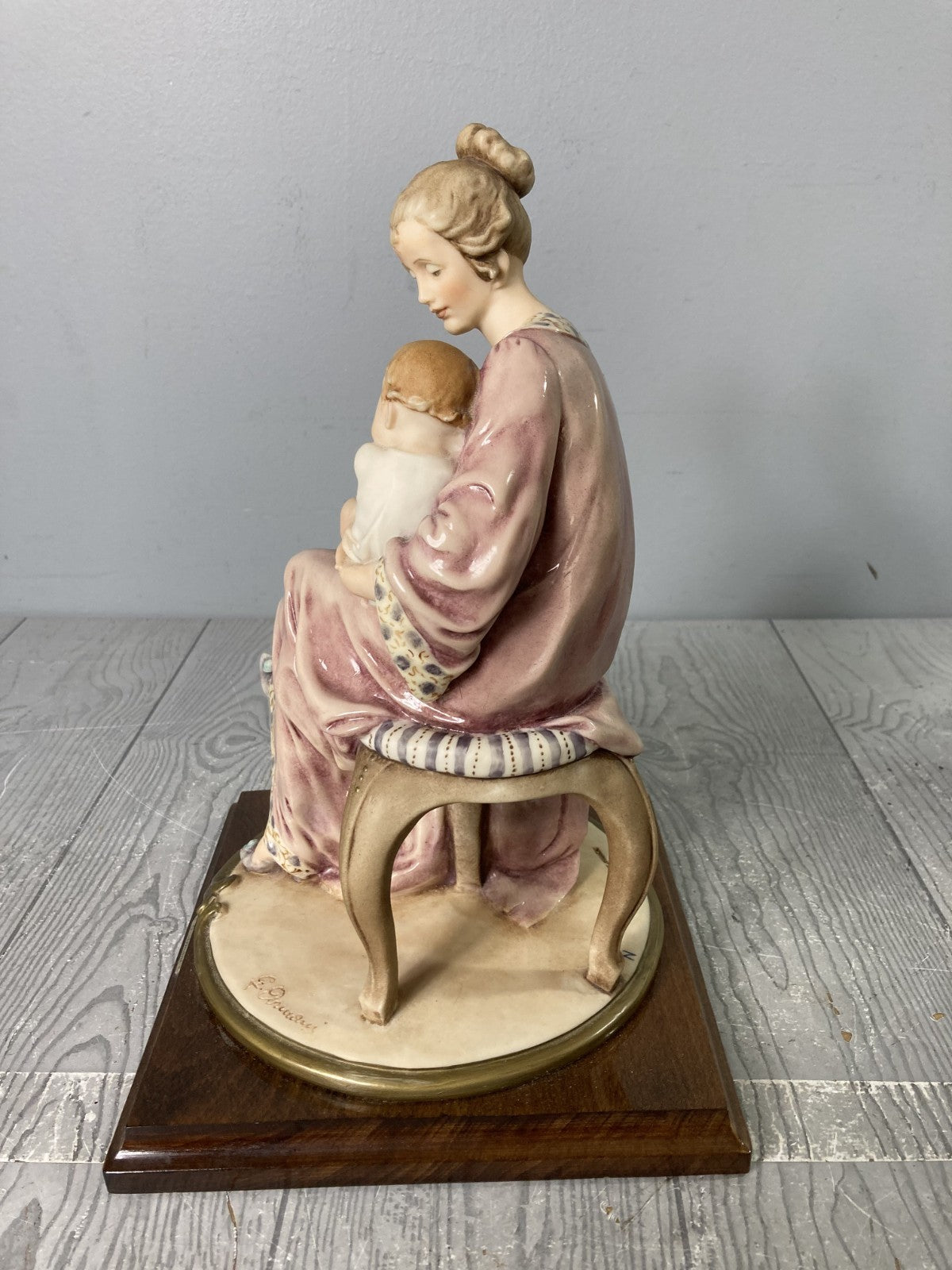 Giuseppe Armani Stamped Florence, Italy  Glazed Porcelain Figurine Seated Mother