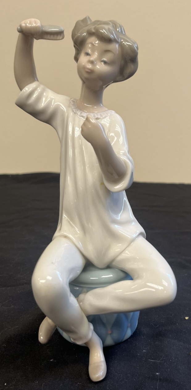 Lladro Figurine Girl with Brush and Mirror No Box Missing Hand Mirror