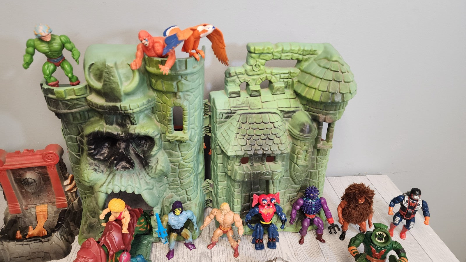 Vintage Lot He-man Castle Grayskull Playset wt Action Figures & Accessories Used