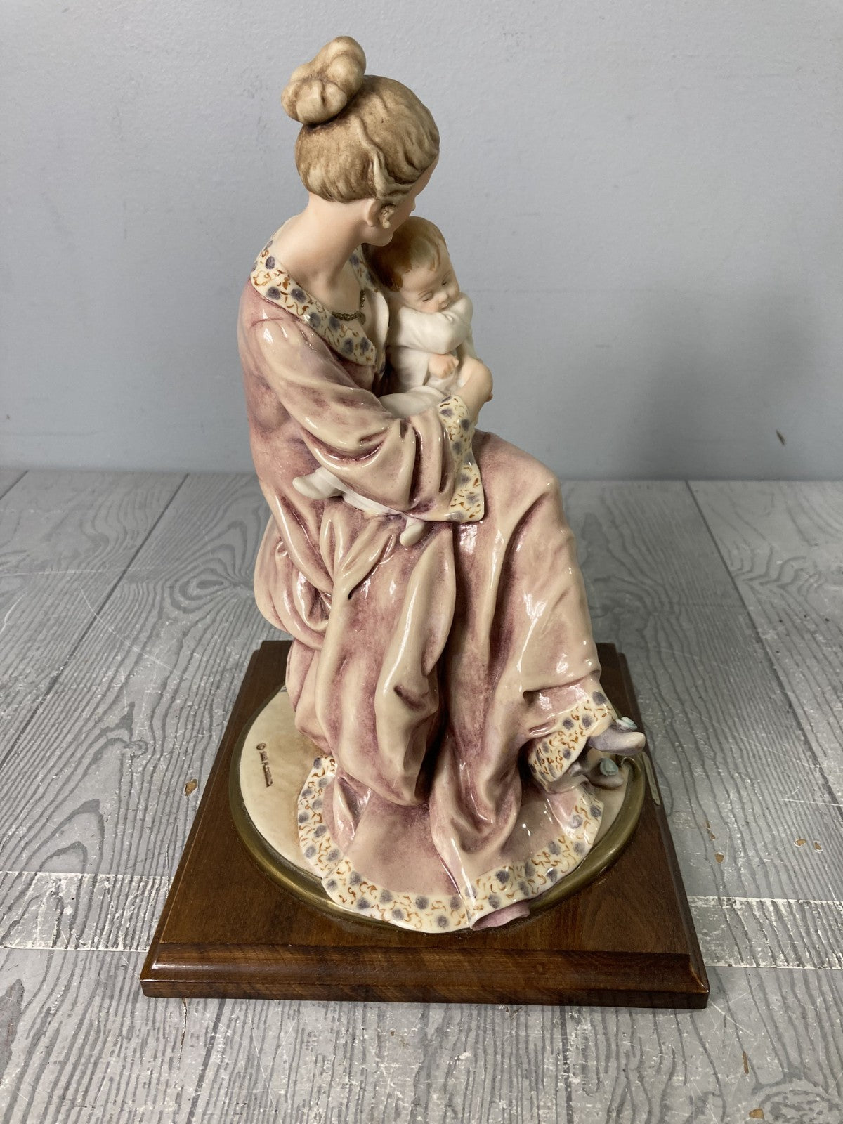 Giuseppe Armani Stamped Florence, Italy  Glazed Porcelain Figurine Seated Mother