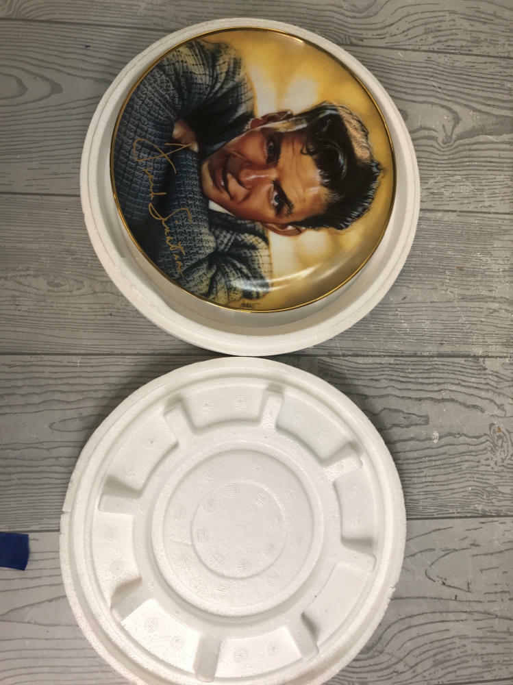 frank sinatra collectible plates (NEEDS MORE PHOTOS)