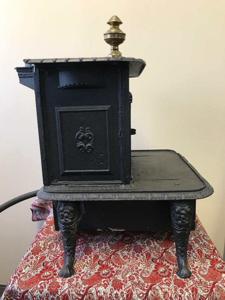 antique cast iron stove - Good