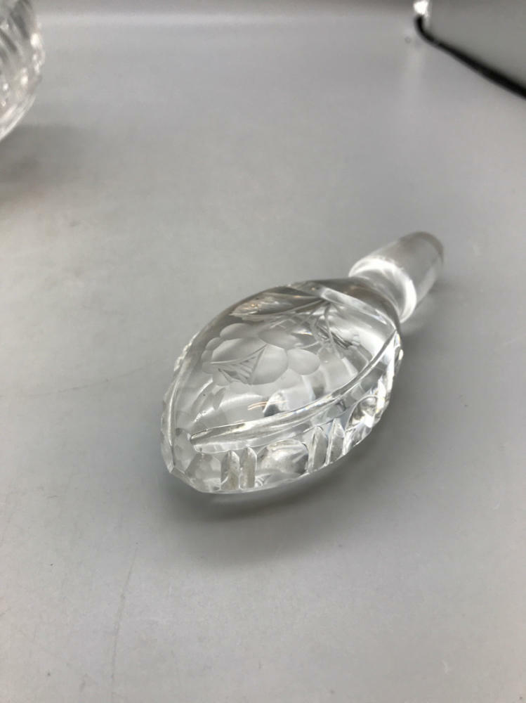 Glass  Decanter (partial inputs) - Very Good - Very Good