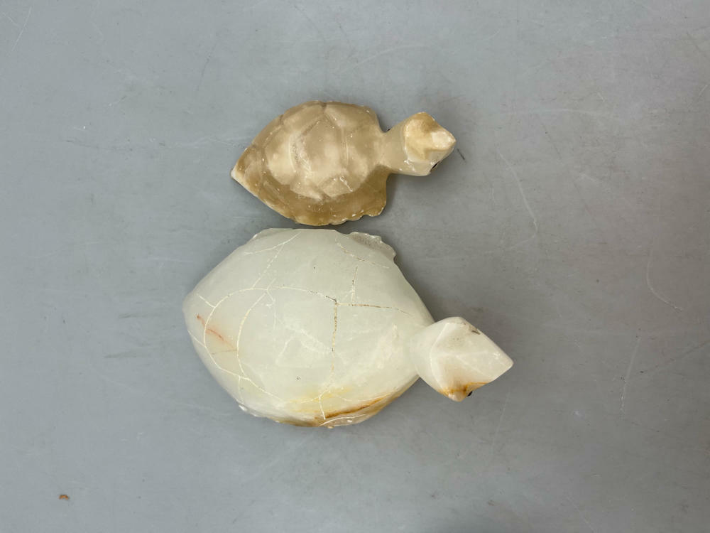 Vintage Pair of Mini Carved Amber Onyx Turtles Sculpture Stone Figurines - Good