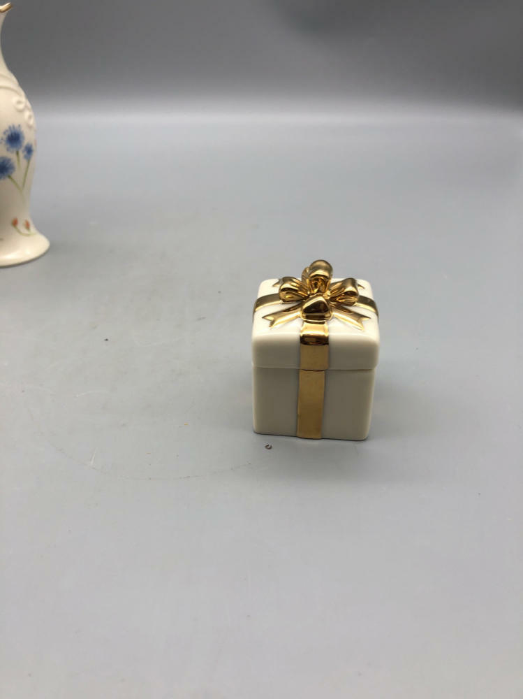 Lenox Lot - 2 Bud Vases & Lidded Trinket Present Box - Good