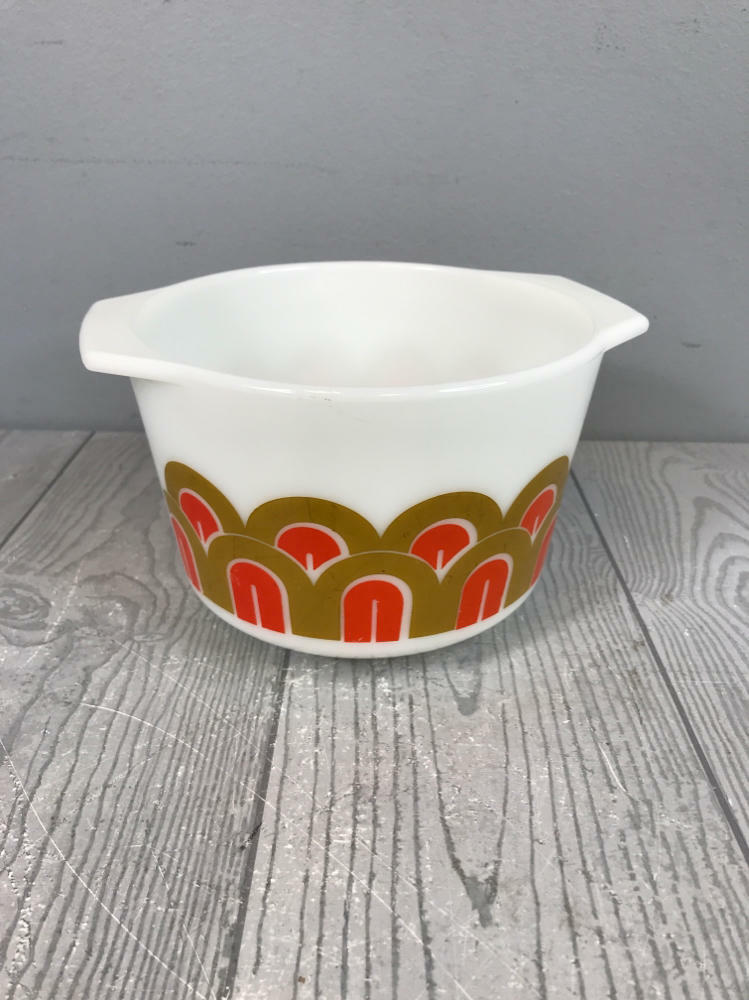 Vintage PYREX Oven Ware 1-1/2 Qt Tab Handled Bow #343 ART DECO Bold Shell Design - Very Good