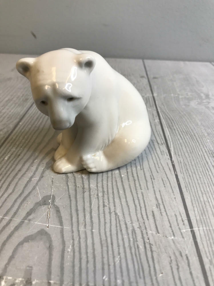 Vintage Lladro Seated White Polar Bear Figurine #1209 Greys and Whites - Good