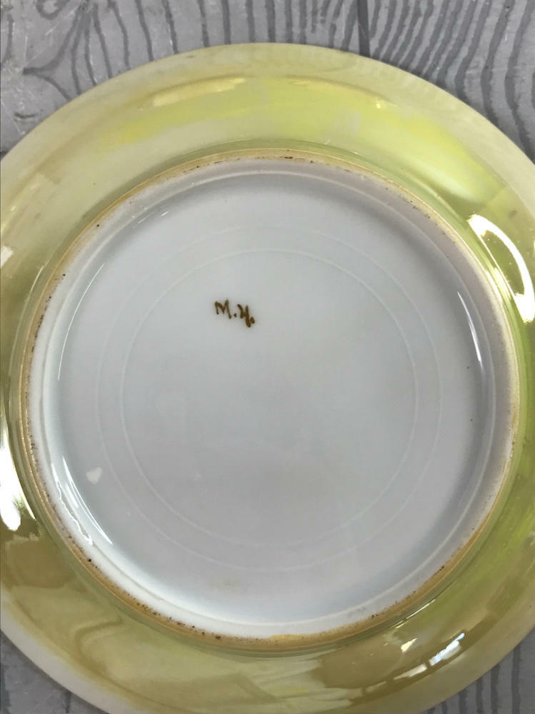 Set of 12 Yellow & White Iridescent Tea Set - 7 Saucers, 4 Cups, 1 Tea Pot - Good