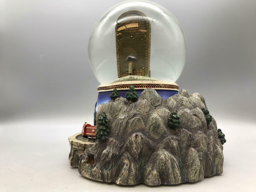 Harry Potter San Francisco Music Box Platform 9 3/4 Snow Globe - Great Condition - Very Good