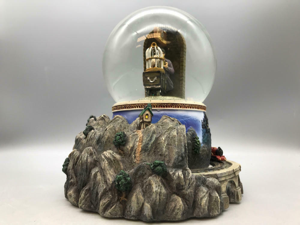 Harry Potter San Francisco Music Box Platform 9 3/4 Snow Globe - Great Condition - Very Good