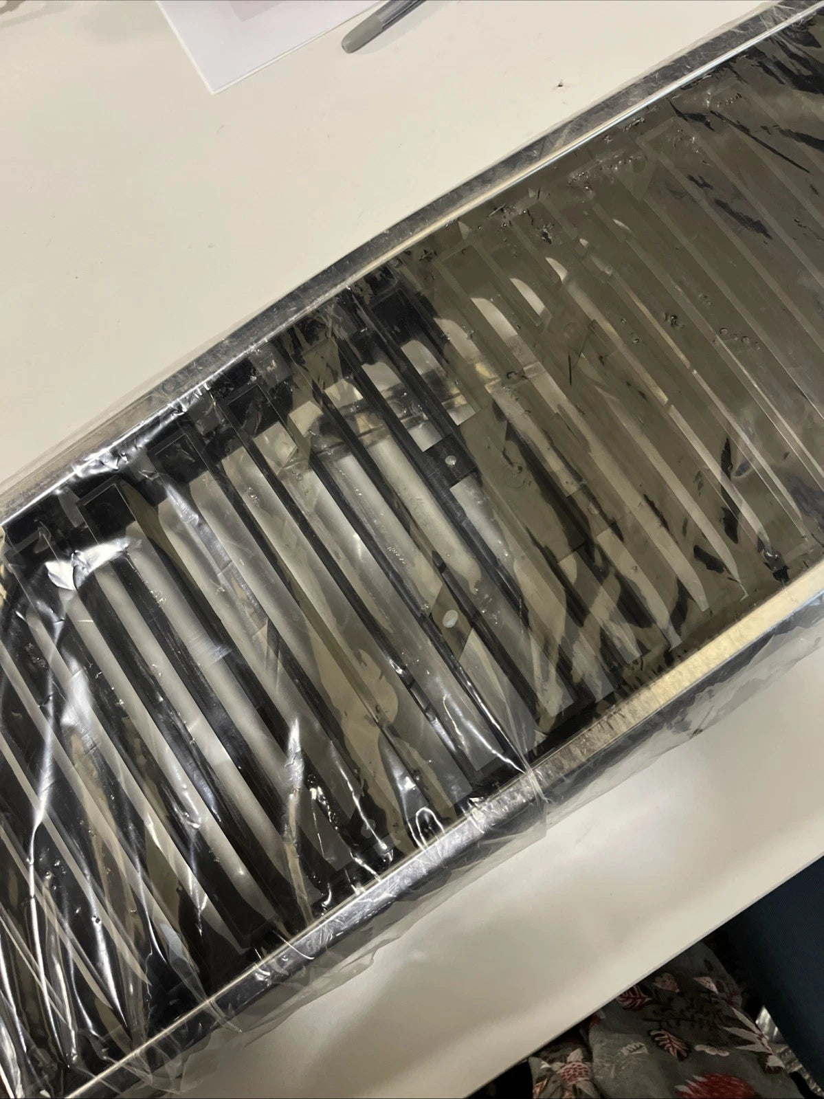 Grille 240 86- chrome/black with emblem