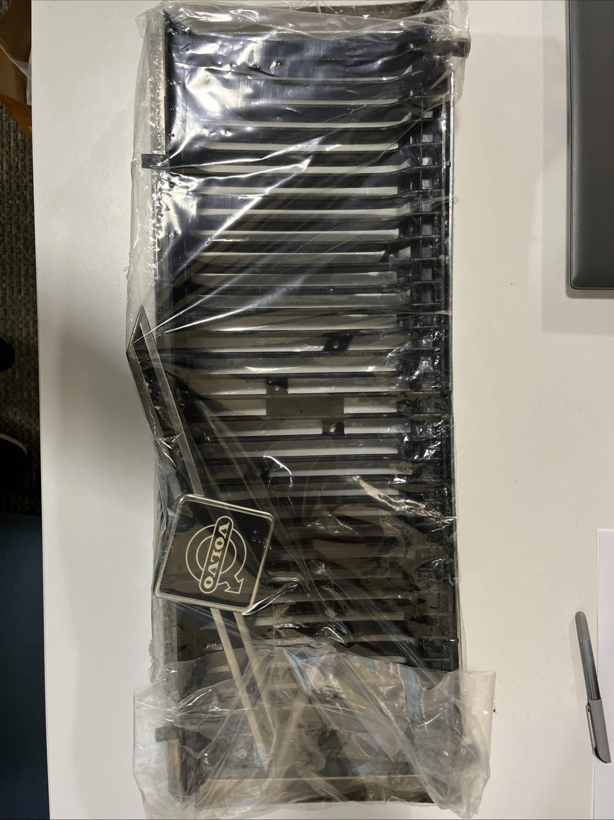 Grille 240 86- chrome/black with emblem