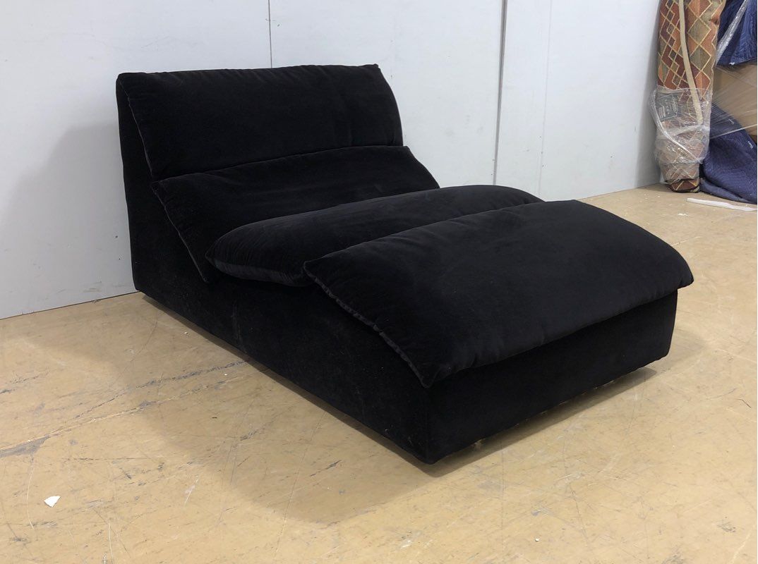 Black Modern International Furniture Velvet Lounge Chair - Soft & Comfortable