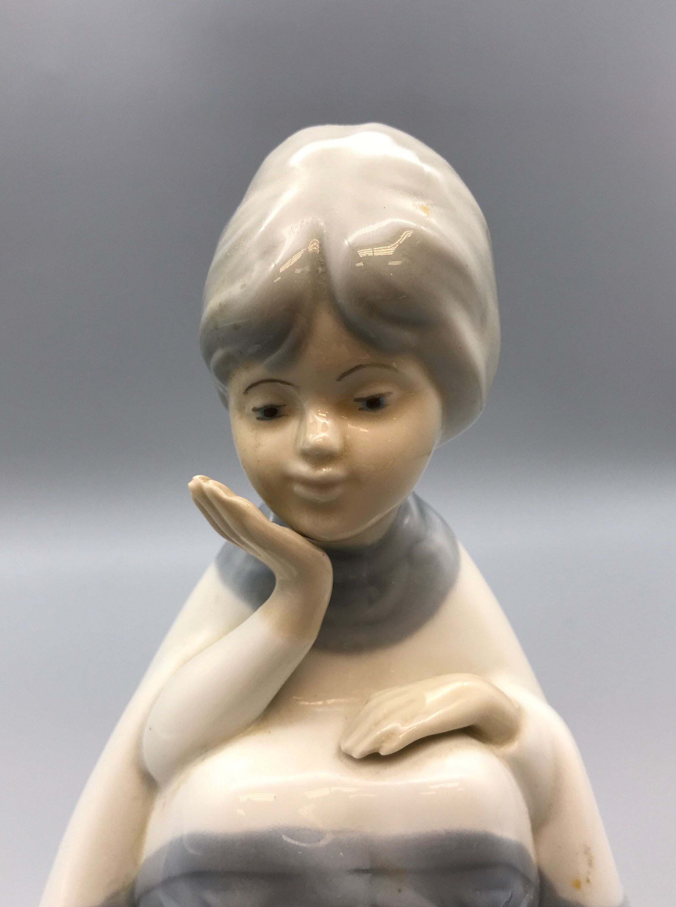 Porceval Villamarchante Porcelain Woman Sitting Figurine