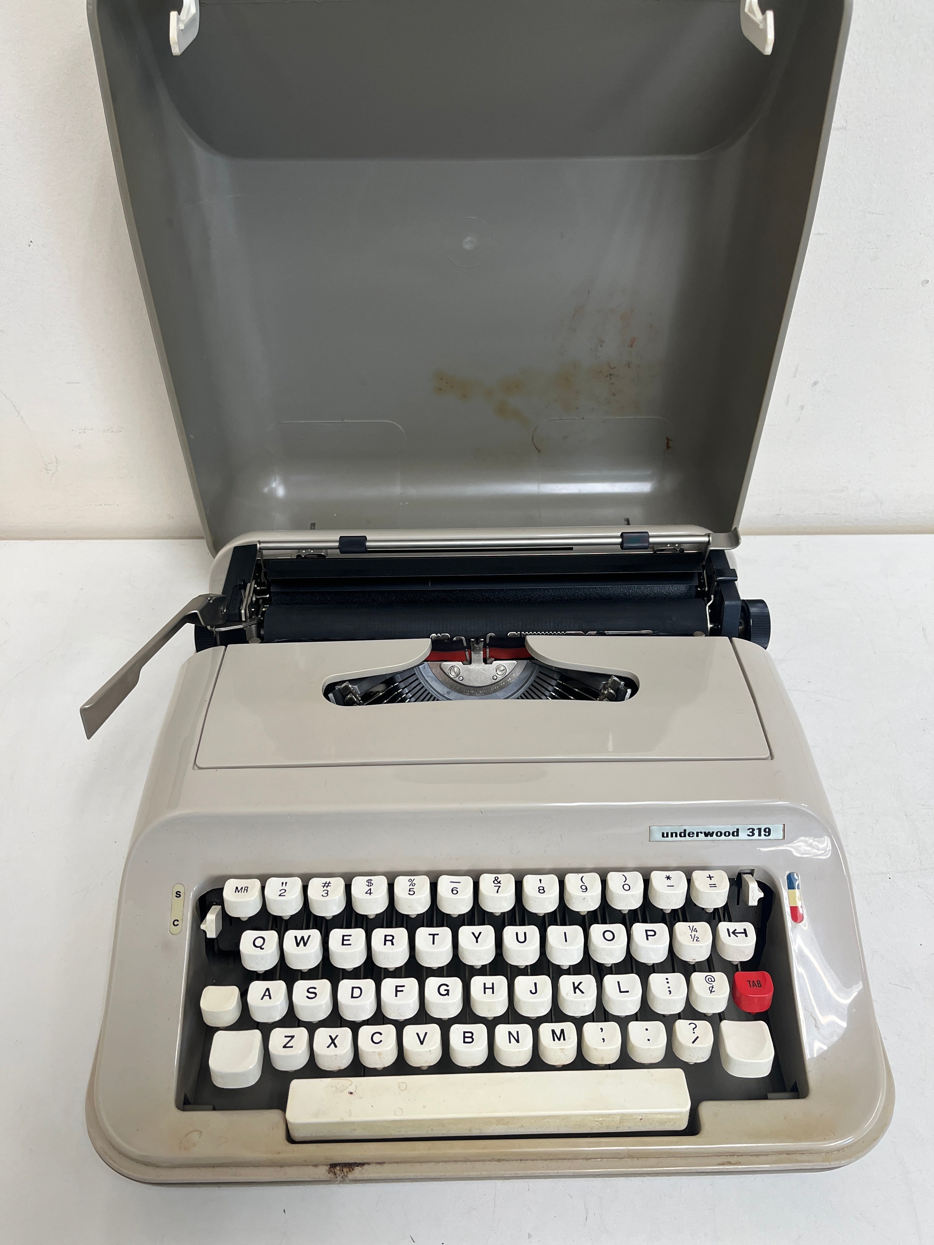 Underwood 319 Grey Portable Typewriter with Case Made in Spain